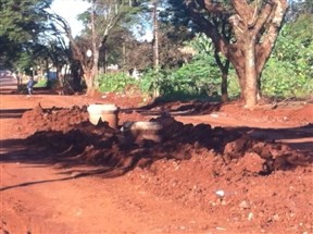 Moradores de Sarandi querem saber quando o asfalto da Avenida Giro Watanabe vai ficar pronto